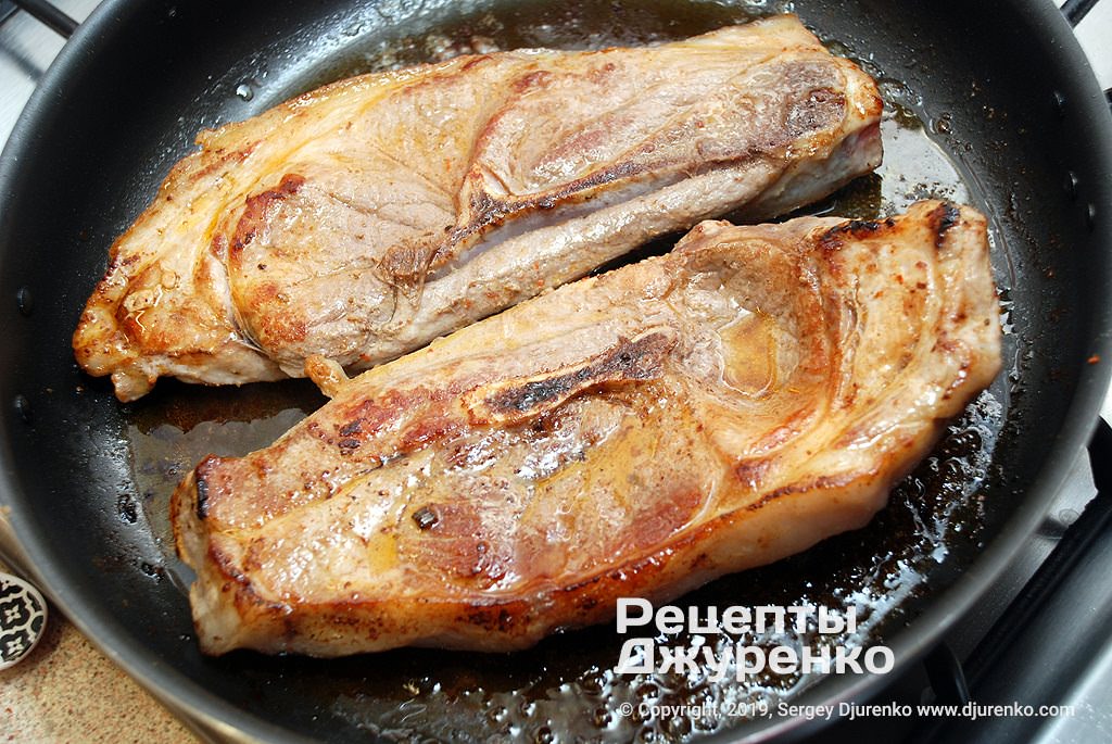 Жареное до румянца мясо.