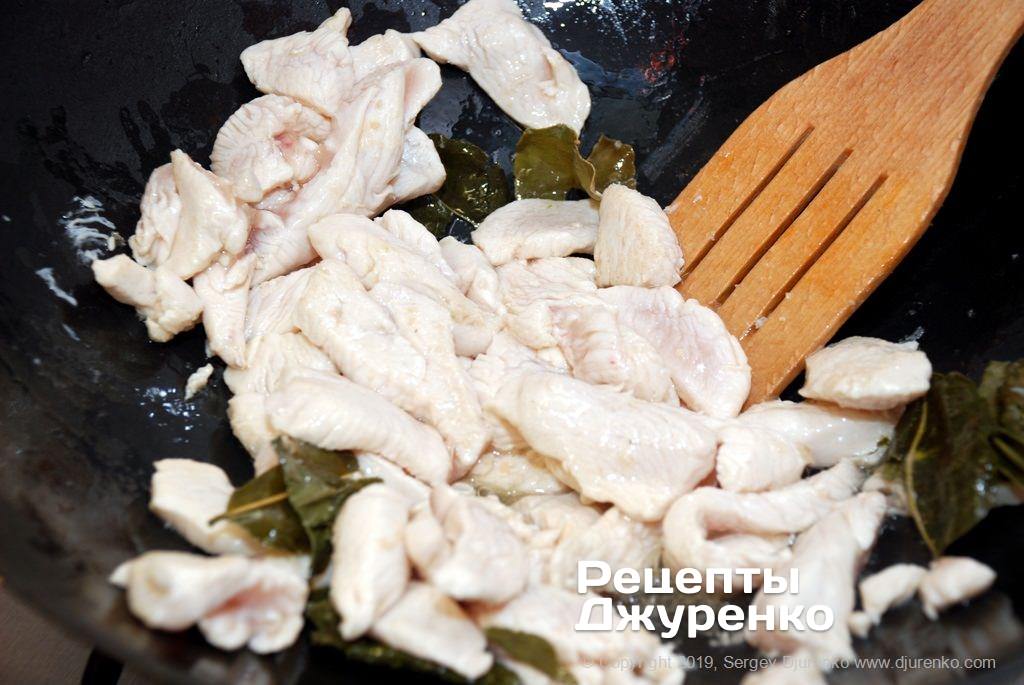 Кусочки куриного филе.