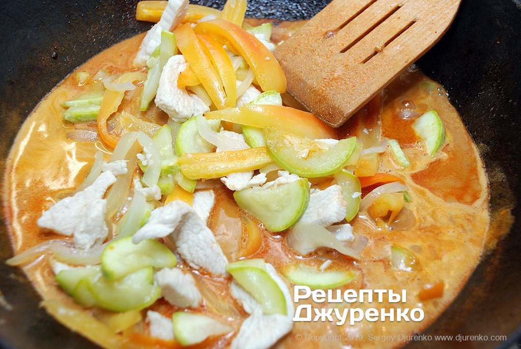 Соус с курицей и овощами.