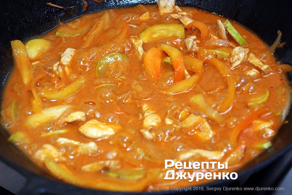 Тушеная курица с овощами в соусе.