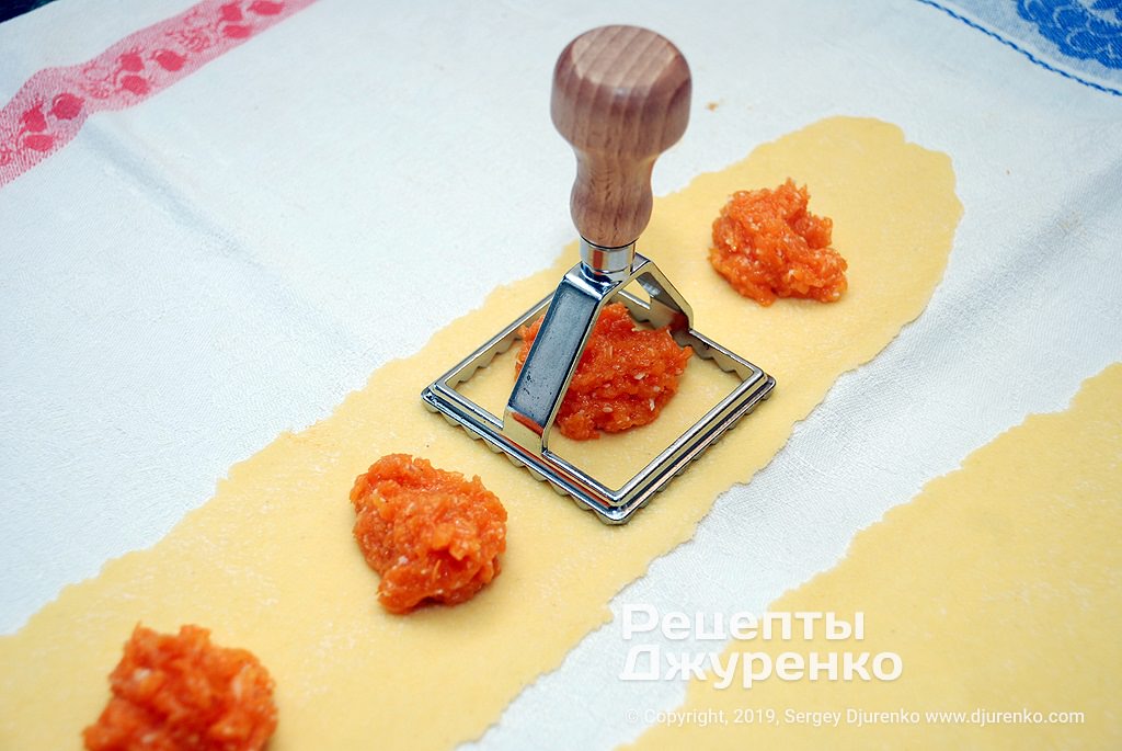 Разложить начинку.