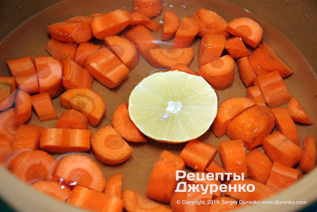 Очищенная морковка.