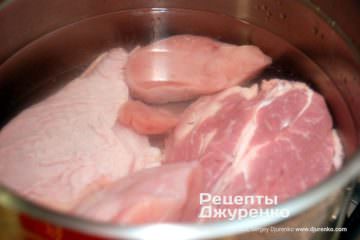 Залить мясо водой.