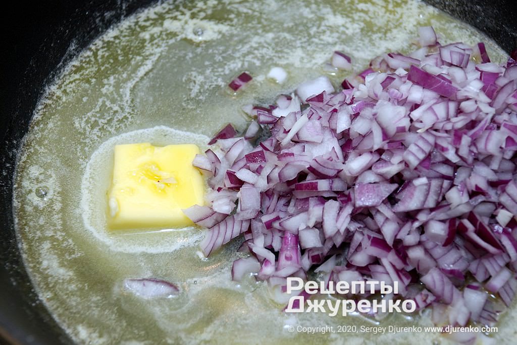 Цибуля смажена в маслі.