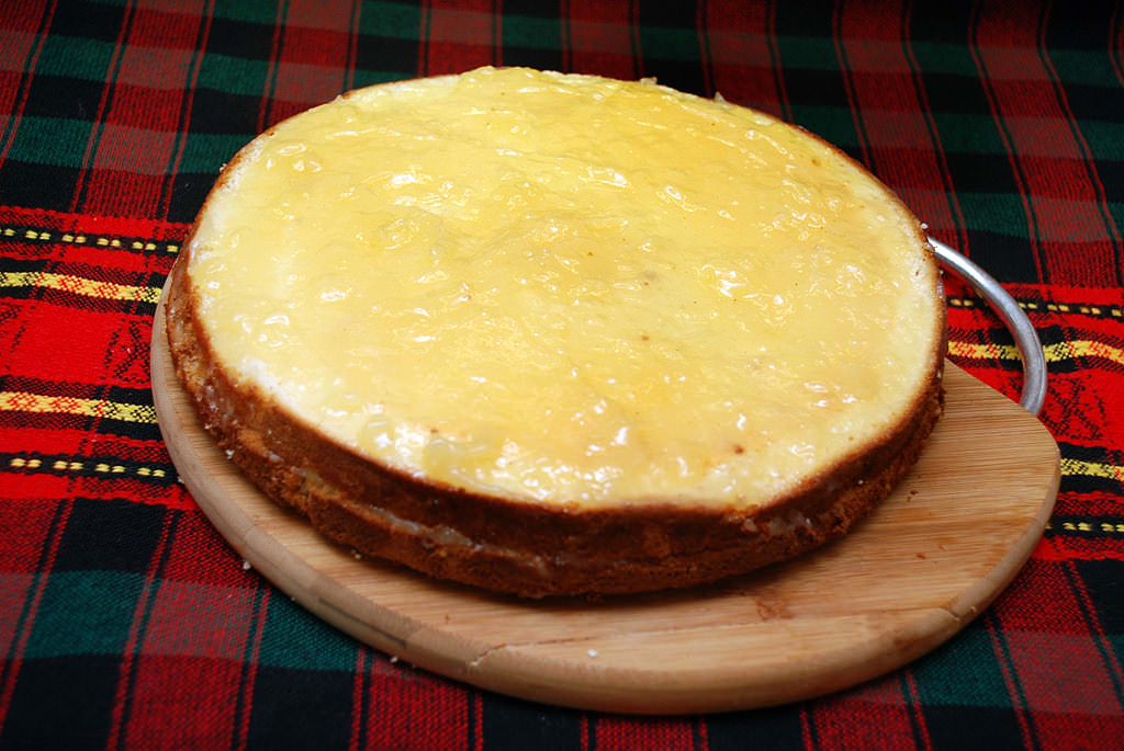 Бисквитный торт с лимонным заварным кремом