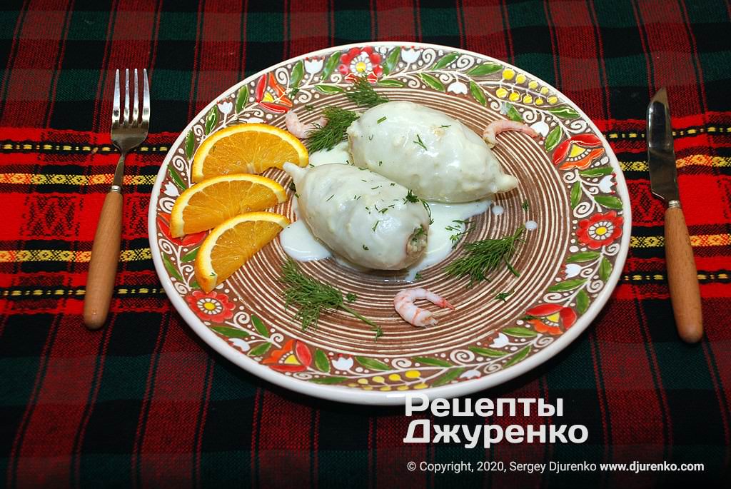Фото рецепта: Фаршированные кальмары с рисом, укропом и соусом бешамель
