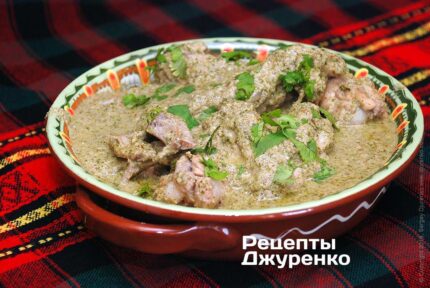 Курица сациви тушеная с луком