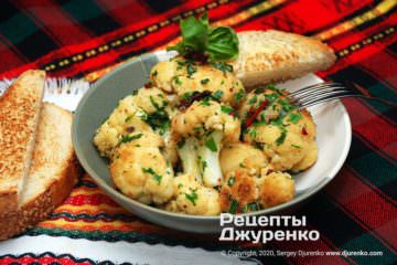 Жареная цветная капуста с гренками