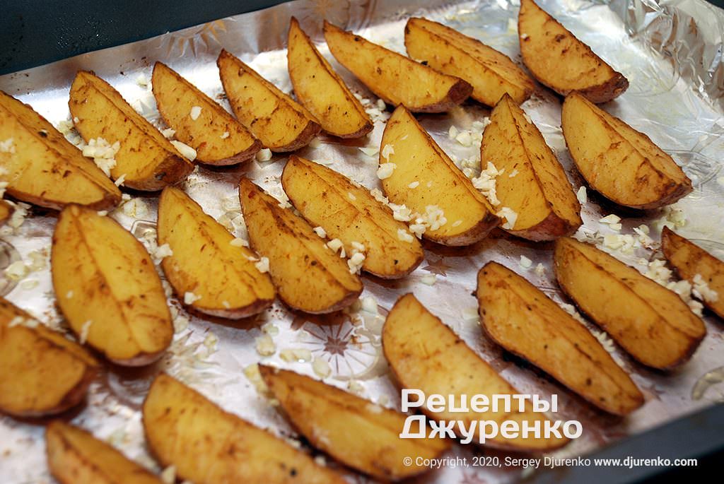 Запеченная картошка в духовке с чесноком.