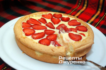 Фото рецепта торт с клубникой и заварным кремом