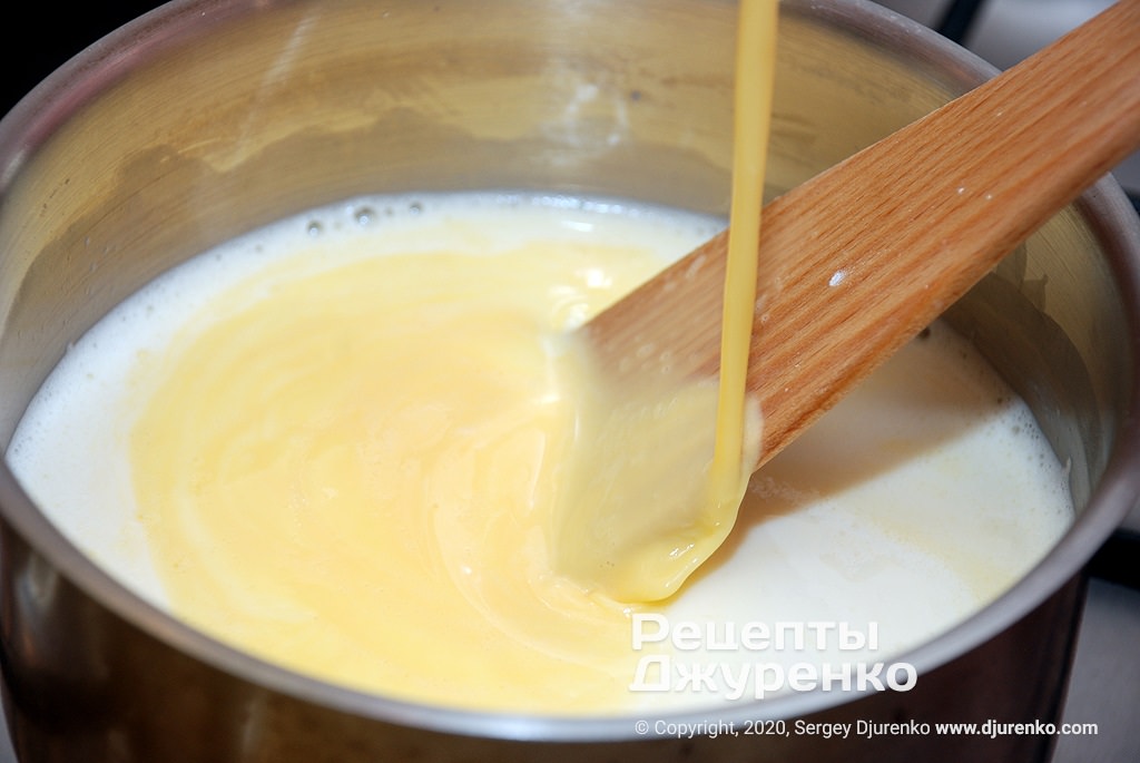 Заваривание яичной смеси в молоке.