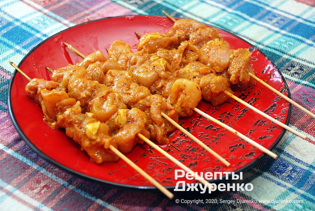 Шашлички на шпажках.
