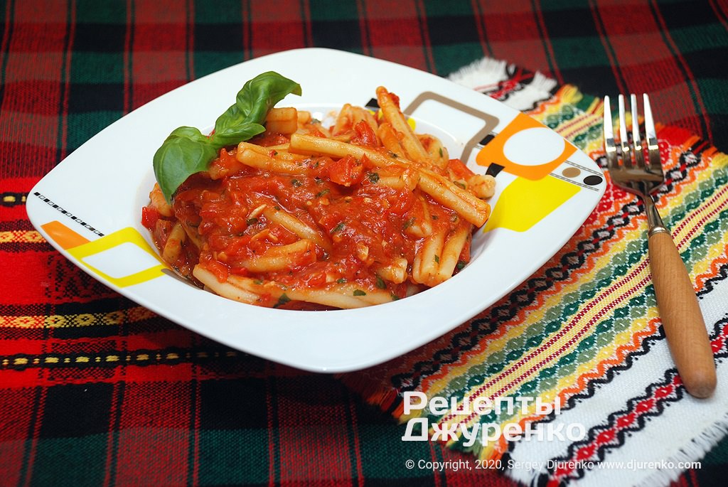 Фото рецепта: Макарони з помідорами, перцем, базиліком і оливковою олією