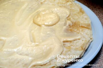 Промазать коржи кремом.