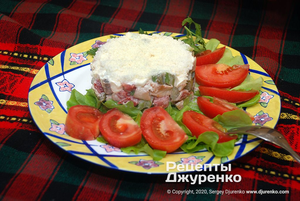 Салат с курицей и грибами