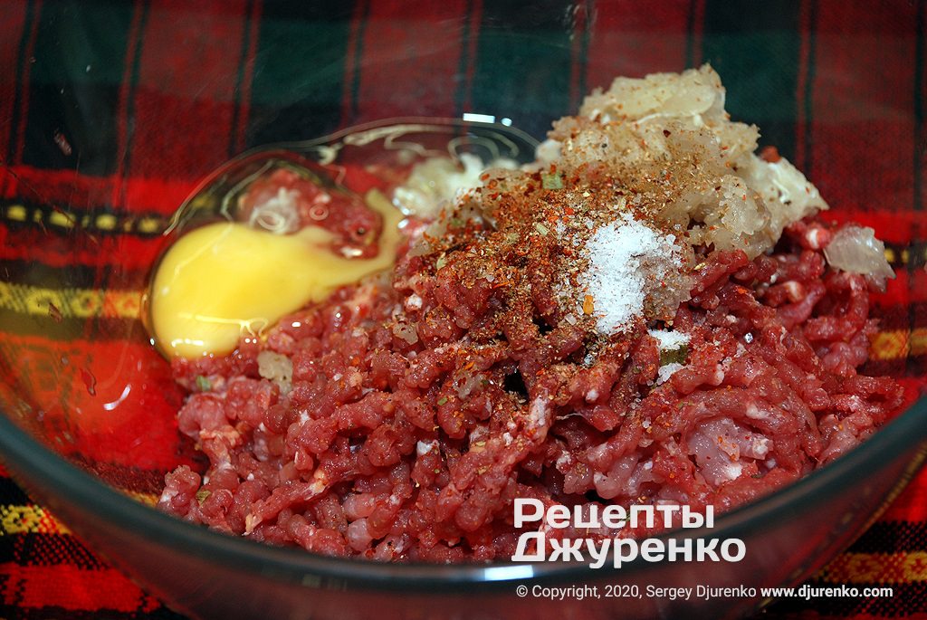 Підготовка котлетного фаршу.