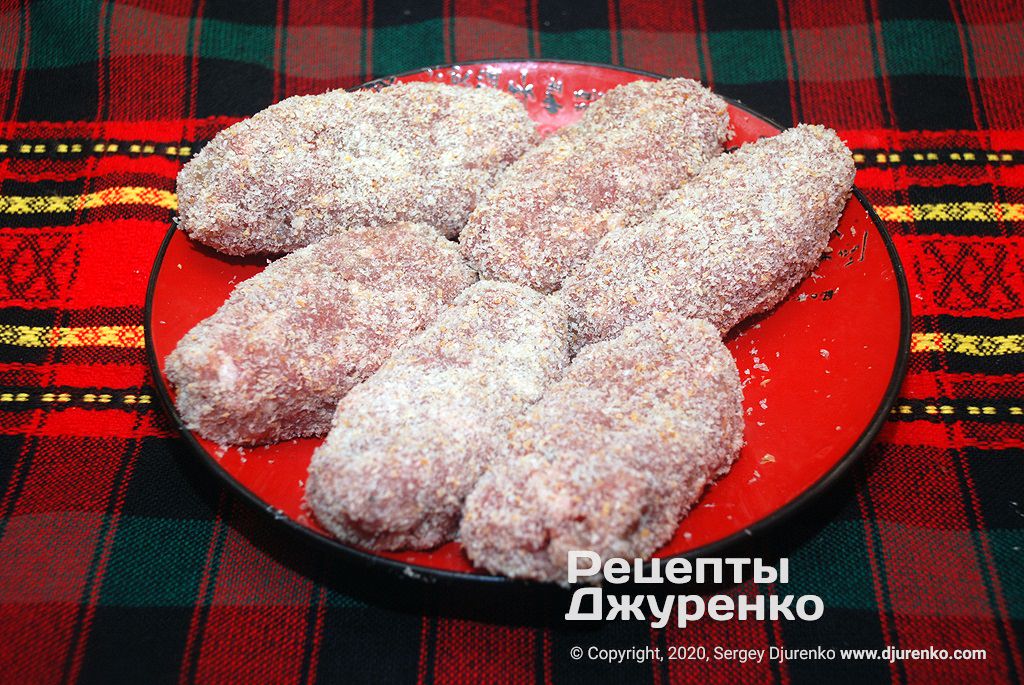 Панировка хлебной крошкой.