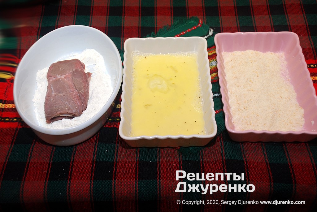 Панировка мяса перед жаркой.