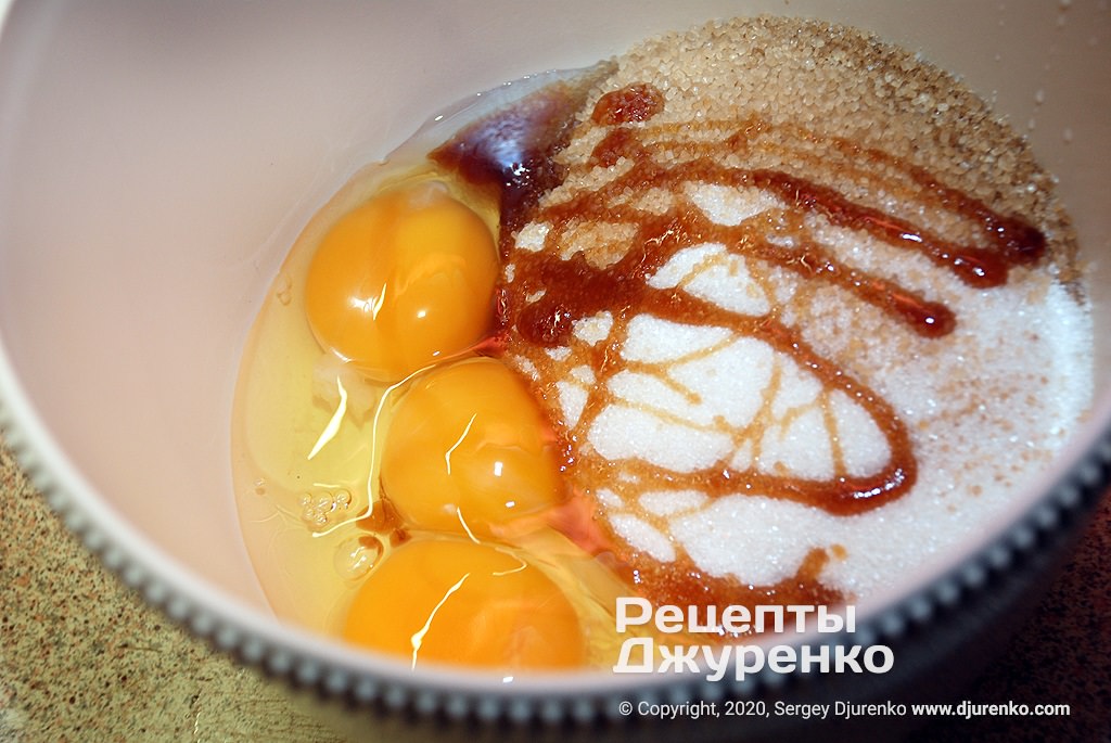 Mix eggs with sugar.