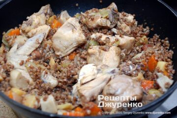 Змішати гречку з куркою та овочі.