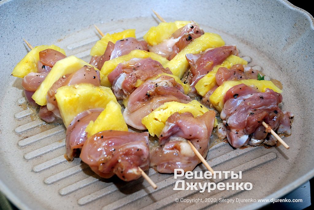 М'ясо і ананас на шпажках.