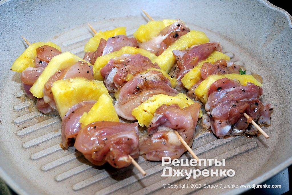 Мясо и ананас на шпажках.