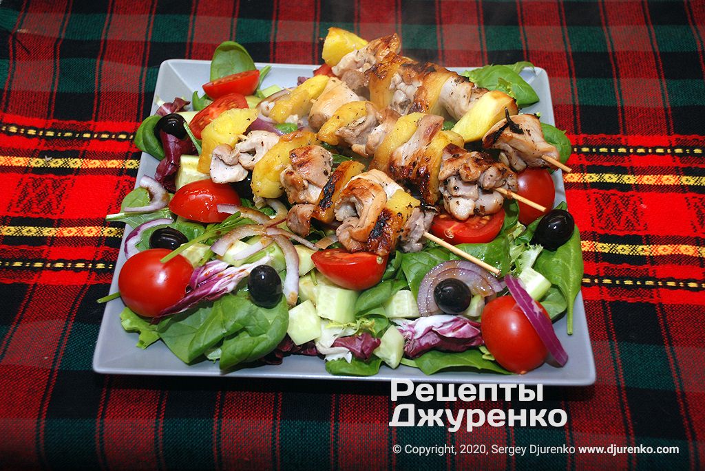 салат з куркою і ананасами