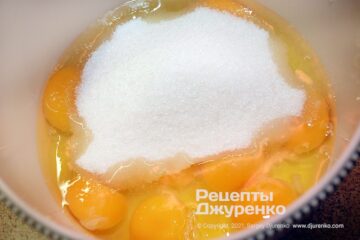 Взбить яйца с сахаром.