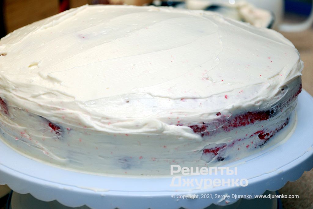 Повністю змастити торт кремом.