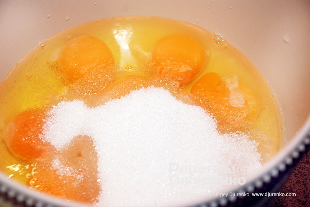 Яйца с сахаром для взбивания.