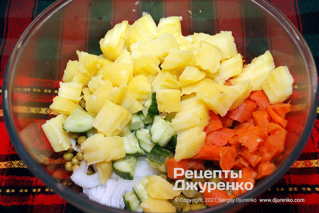 Нарізані овочі.