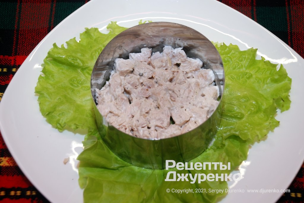 Слой куриного мяса.