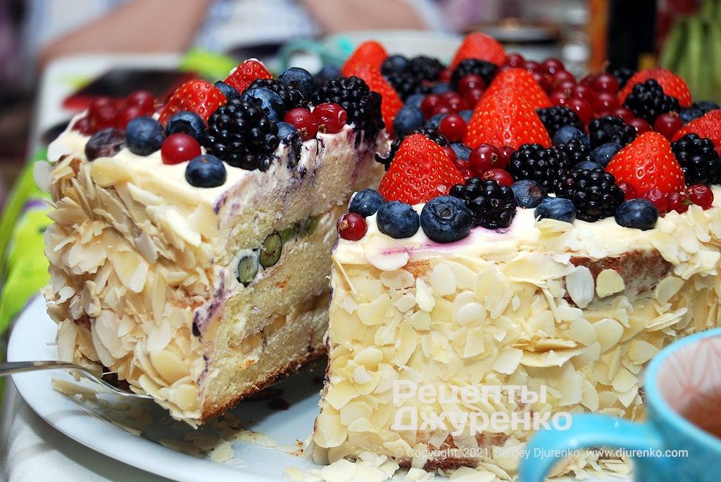 Святковий ягідний торт з скибочками фруктів.