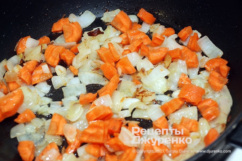 Жареная морковка с луком.