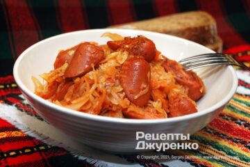 Тушкована капуста з сосисками