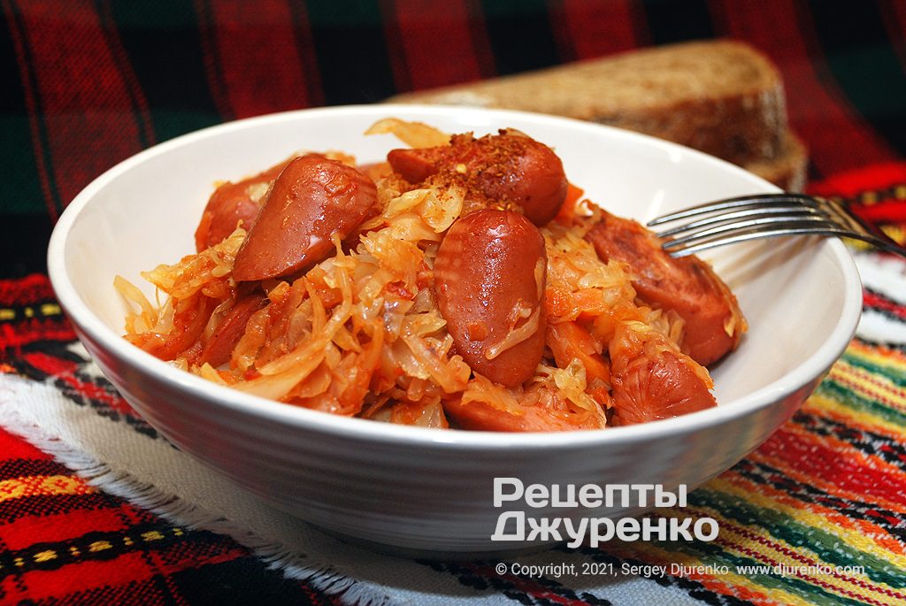 Тушёная капуста с сосисками. Капуста тушеная с сосисками с чем. Тушеные сосиски. Квашеная капуста с сосисками тушеная рецепт. Приготовить капусту с колбасой