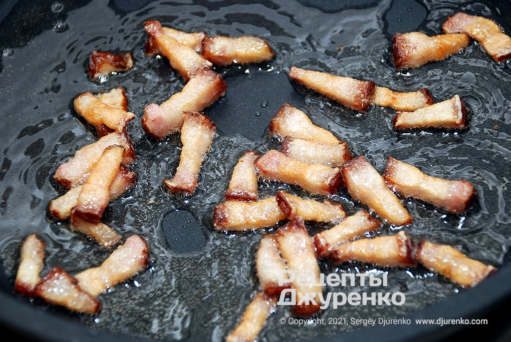 Вытопить из сала жир - шкварки должны стать хрустящими.