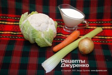 Головка цветной капусты, овощи и сливки для супа.