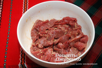 Замариновать мясо с имбирем и соусами.