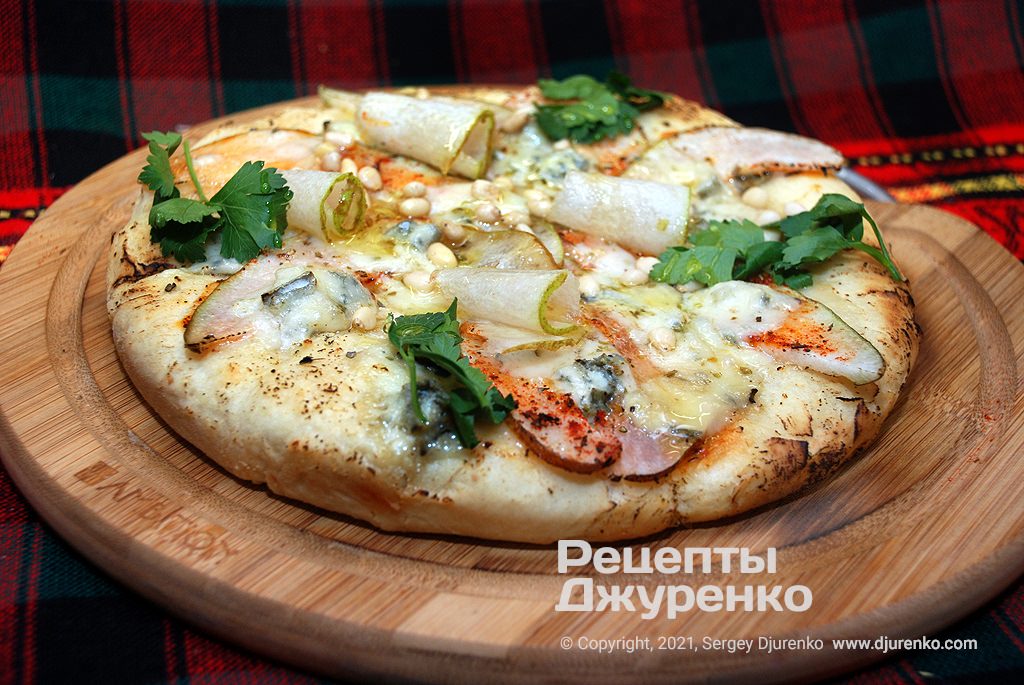 Фото рецепта: Пицца с грушей и горгонзолой