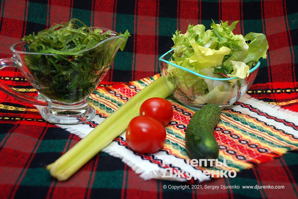 Маринованные водоросли и овощи для салата.