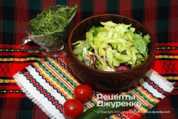 Салат латук с огурцом и сельдереем.