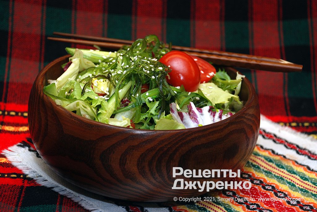 Салат с краснокочанной капустой и сельдереем