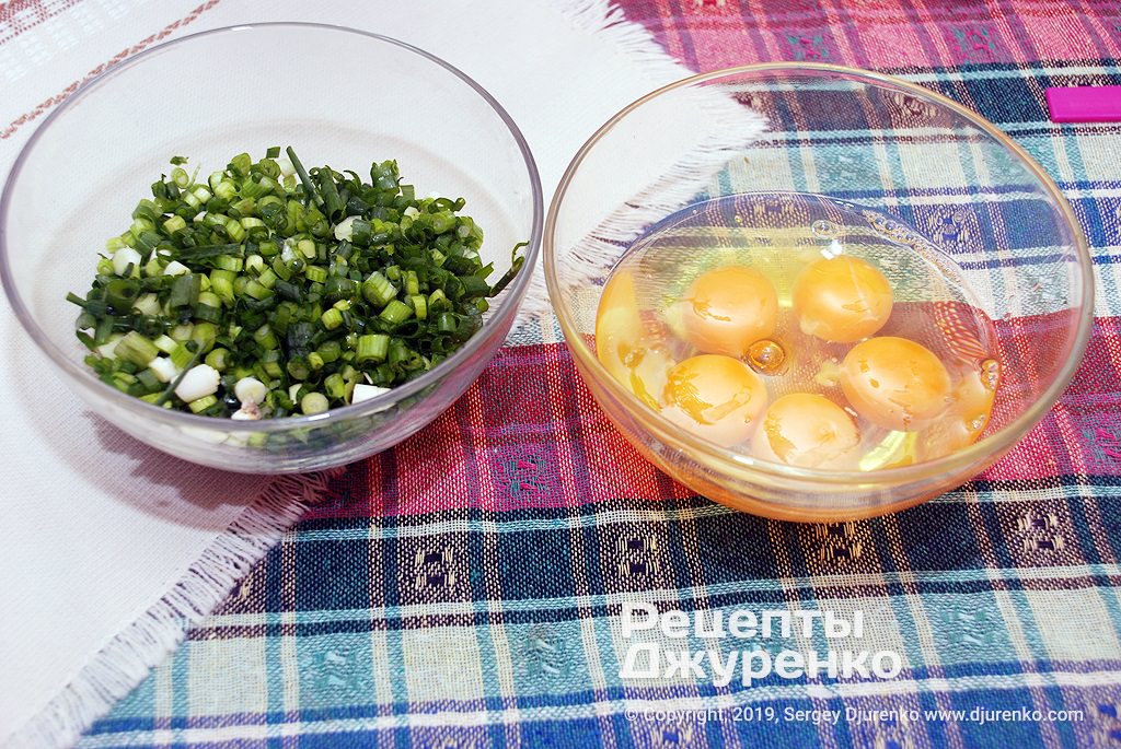 Змішати яйця і дрібно нарізану зелену цибулю.