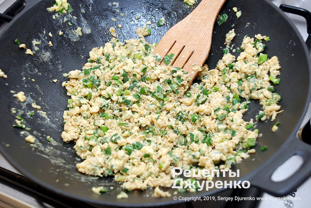 Начинка должна остыть до комнатной температуры.