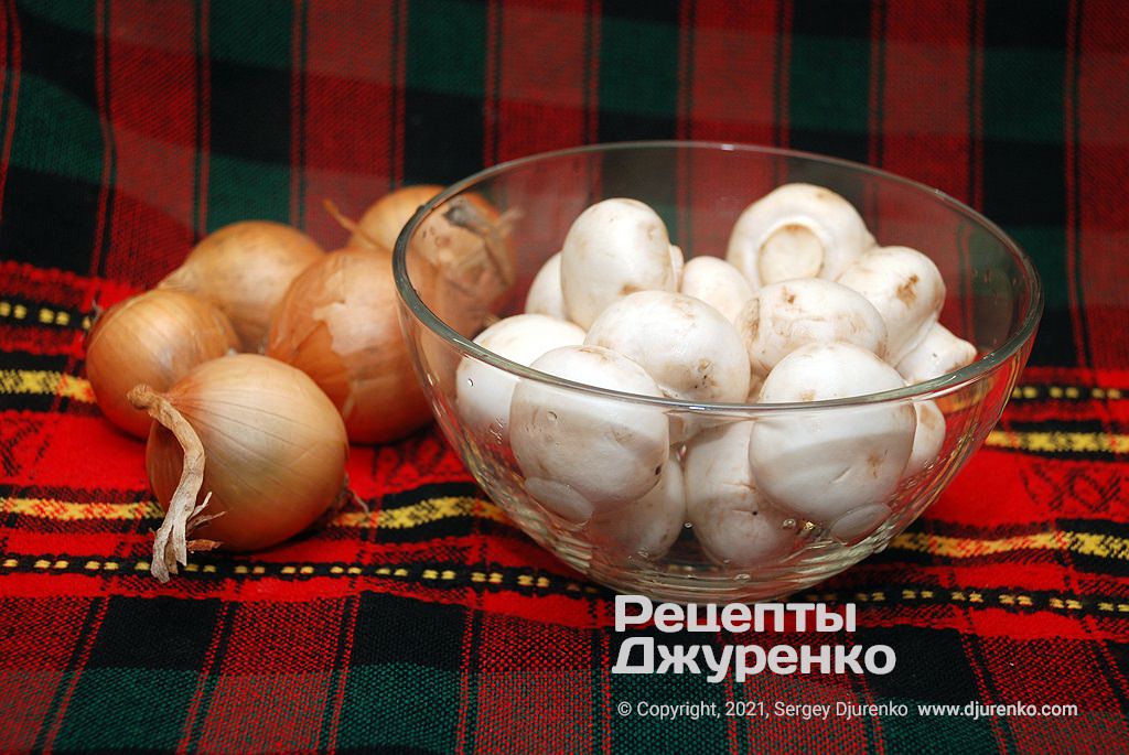 Свежие грибы и лук для жарки.