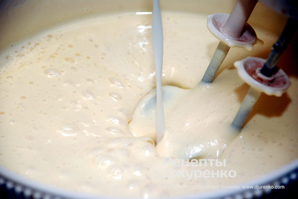 Перемешивая, поочередно влить растопленный маргарин и молоко.