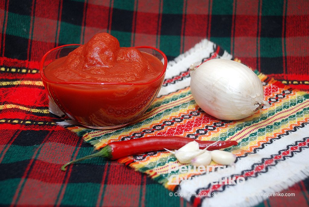 Homemade tomato sauce is made from tomato pulp.