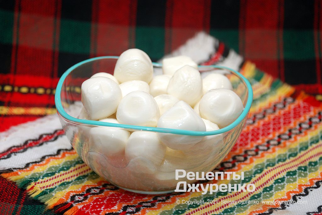 Mozzarella can be used in the form of small balls.