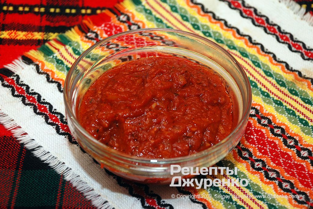 Prepared tomato sauce for pizza.